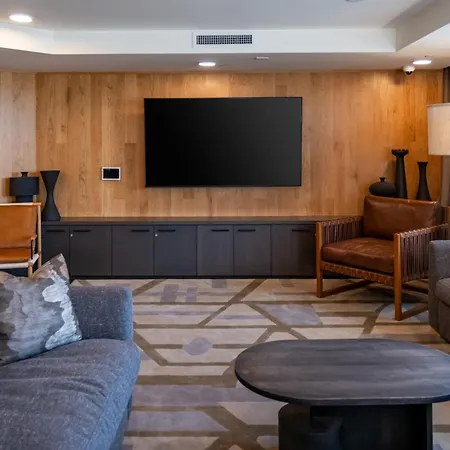 Luxury 2 Bedroom Residence With Fitness And Outdoor Pool-3