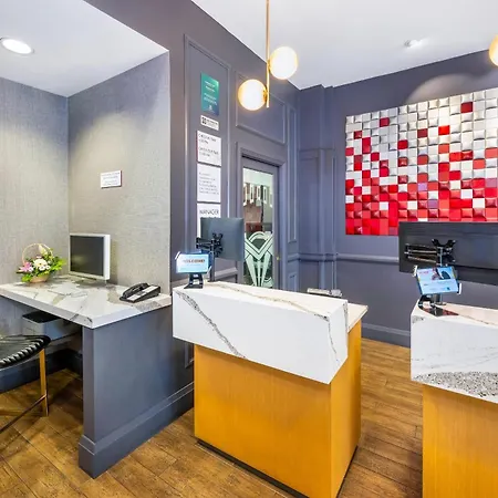 Quality Inn & Suites Downtown Vancouver (Adults Only)-3