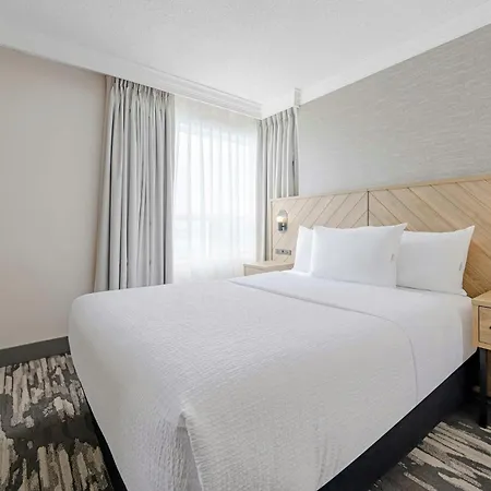 Sandman Signature Mississauga Hotel-3
