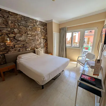 Hostal Mar Del Plata (Adults Only)-3