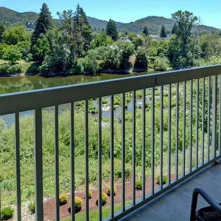 The Lodge At Roseburg-3