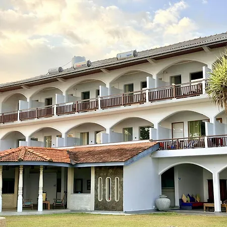Sri Gemunu Beach Resort-2