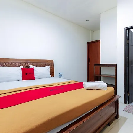 Reddoorz Plus Near Green Pramuka Square Mall-2