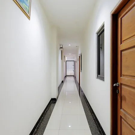 Reddoorz Plus Near Green Pramuka Square Mall-3