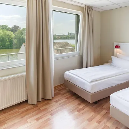 Hotel Am Schloss Koepenick By Golden Tulip-2