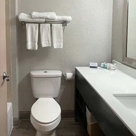Clarion Pointe Fairborn Near Wright Patterson Afb-2