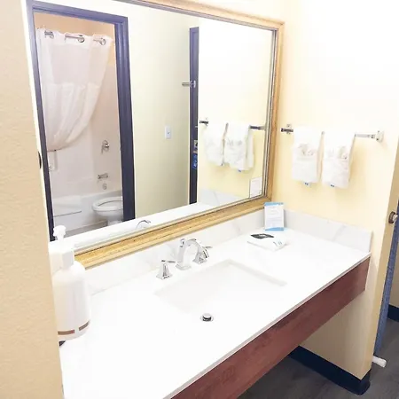 Baymont By Wyndham Battle Creek Downtown-3