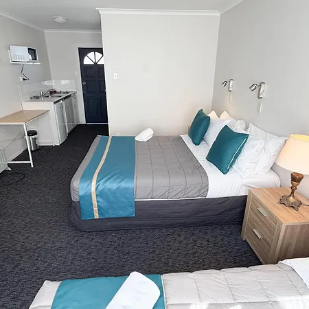 Champers Motor Inn-3