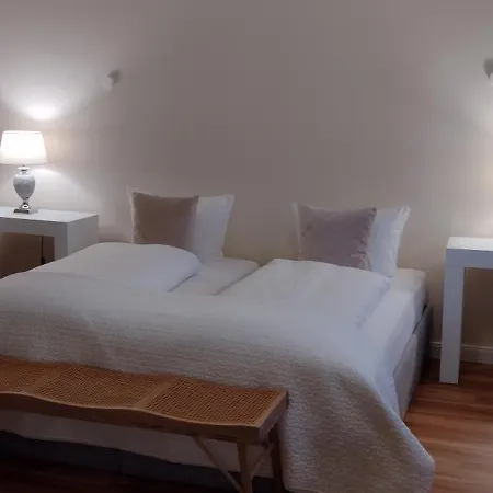 DAS KLEINE HOTEL IPHOFEN, klimatisierte Zimmer- 55 TV, TV mirroring, kleines Secret mit Garten&Terrassen, nahe aller VDP Weingüter, Hunde willkommen, fine dining, nahe KNAUF GIPS KG und KNAUF IT ConneKT-2