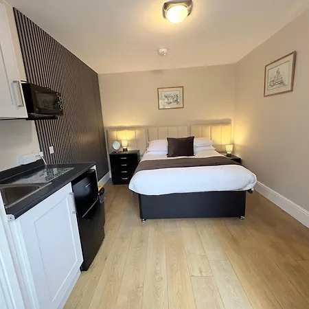 Roger Ground Guest House - With Onsite Car Parking-2