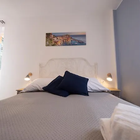 Pippo A Vernazza Rooms-2