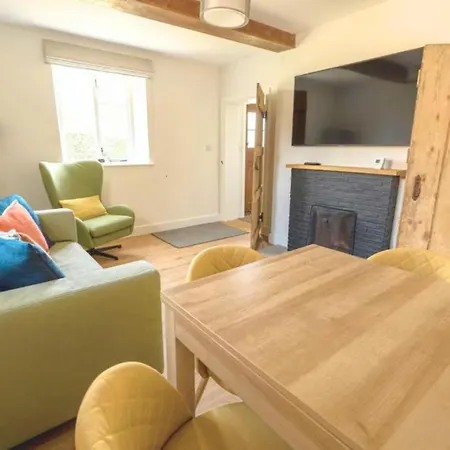 Rural Retreat Near West Wittering Beach! Dog Friendly & Free Parking - Ideal Weekend Getaway! Chichester Holiday Properties-3