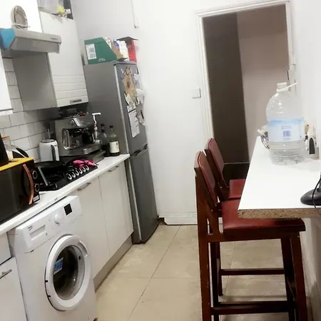 Double Room East London 15 Min To Central London It'S Opposite Seven Kings Station With Elizbeth Line-2