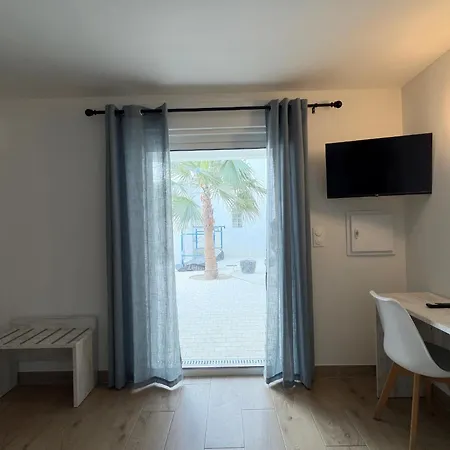 Hotel Les Palmiers En Camargue-3