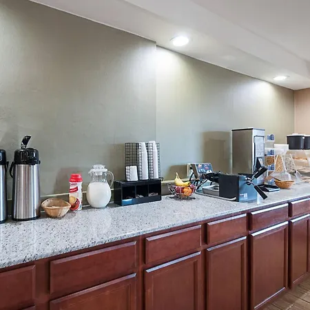 Quality Inn Near Pimlico Racetrack-3