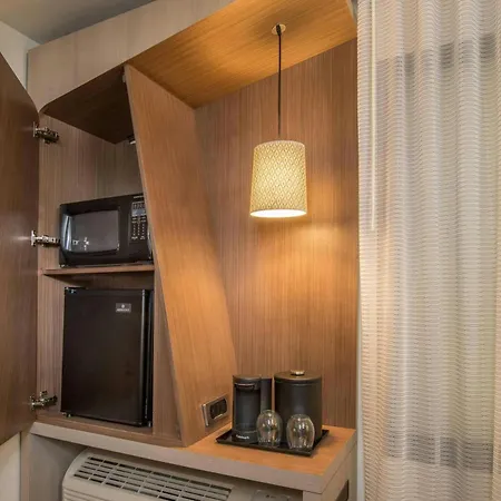 Courtyard By Marriott London-2
