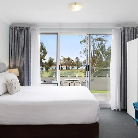 Horizons Lake Jindabyne-2