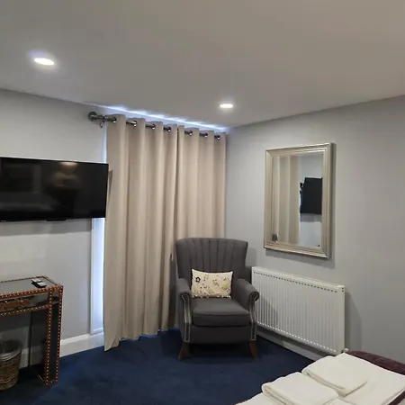 Darlington Arms By The Airport - Free Parking - Bar & Food-3