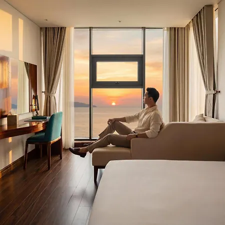 Maximilan Danang Beach Hotel-3