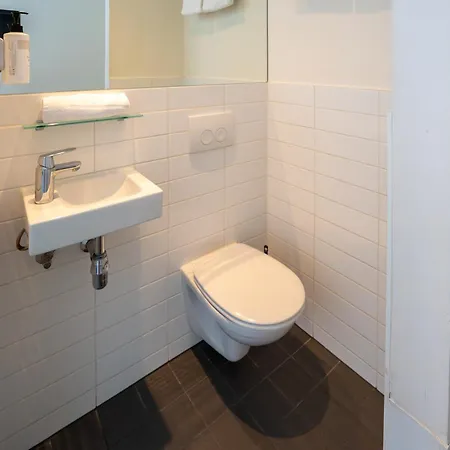 Easyhotel Amsterdam City Centre South-3