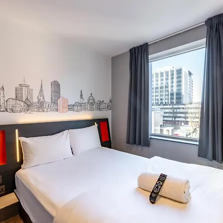 Easyhotel Cardiff-2
