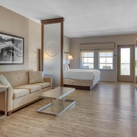 Best Western Bandera Suites & Saloon-3