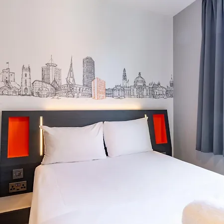 Easyhotel Cardiff-3