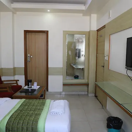 Hotel Lav Kush Deluxe 2 Min Walk From New Delhi Railway Station-3