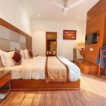Sawera Grand Luxury Stay Near Golden Temple-3