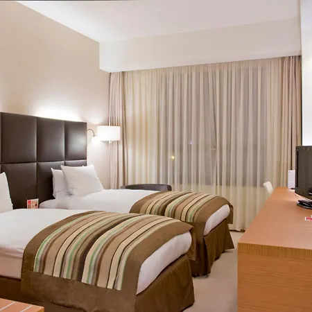 Ramada By Wyndham Oradea-2