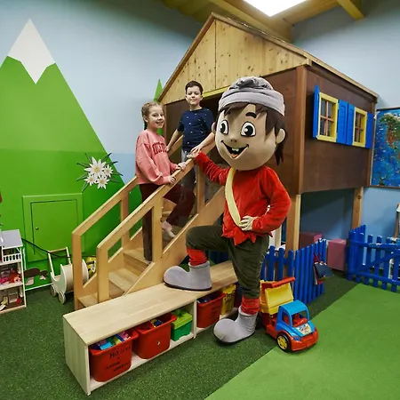 Atrium Hotel - Family Friendly-3