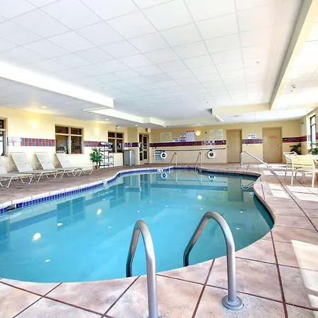 Hampton Inn & Suites West Bend-3