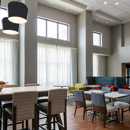 Hampton Inn & Suites West Bend-2
