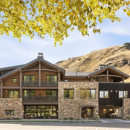 The Rusty Parrot Lodge And Spa-3