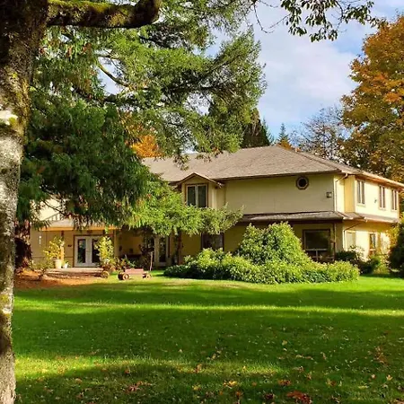 Cedar Wood Lodge Bed & Breakfast Inn-2