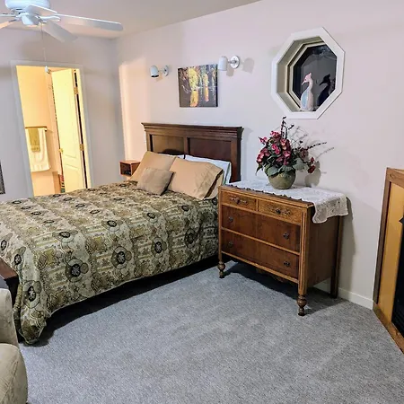 Cedar Wood Lodge Bed & Breakfast Inn-3
