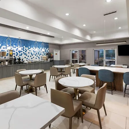 La Quinta by Wyndham Laredo Airport-3