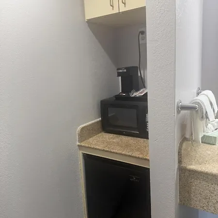 Econo Lodge Naval Station Norfolk-3