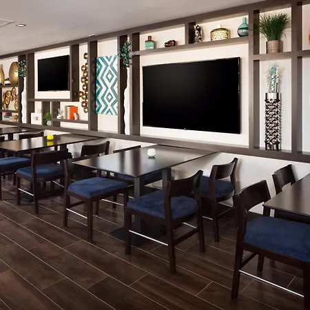 Hampton Inn & Suites Dallas Downtown-3