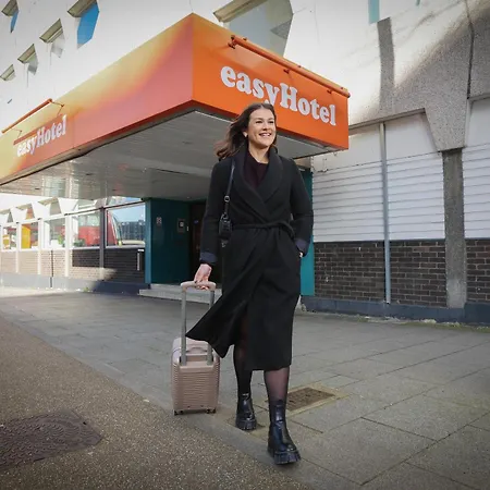 Easyhotel Croydon-2