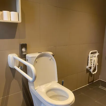 Logis Hotel Restaurant Le Monarque 30 Parking Velos Securise-2