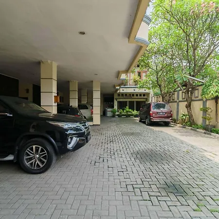 Kemang Place Near Lippo Mall Kemang Mitra Reddoorz-3