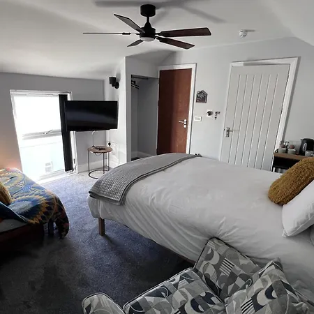 Hooper'S Sandy Beach Guest Rooms-3