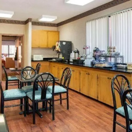 Econo Lodge Inn & Suites Forest-2