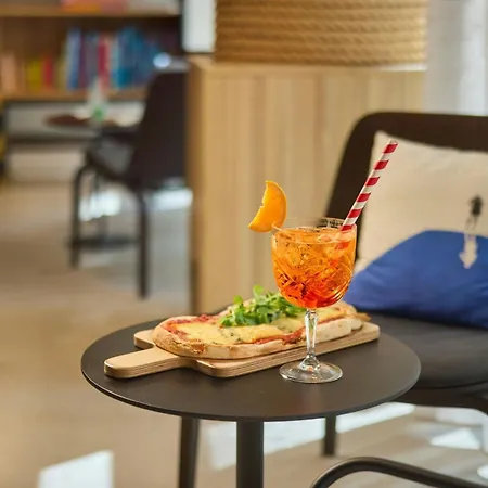 Moxy Nice-2
