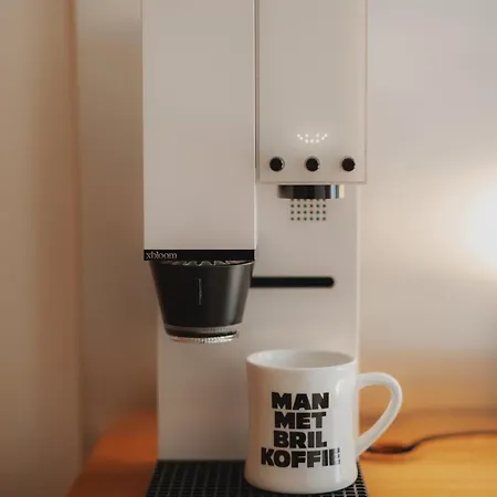 Man Met Bril Koffie Hotel-3
