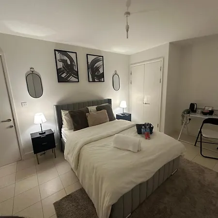 Beautiful Spacious Kingsize Room Near Oval Station-2