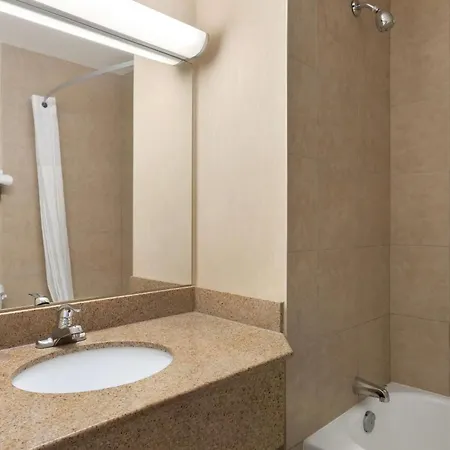 Days Inn By Wyndham London-3
