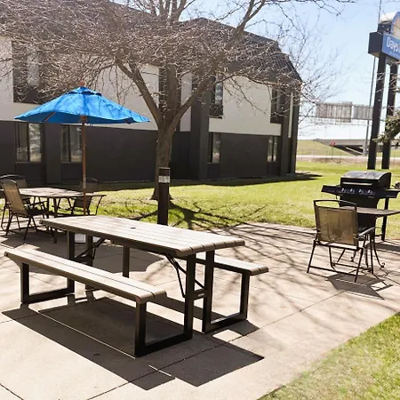 Days Inn By Wyndham Fargo - West Acres-3