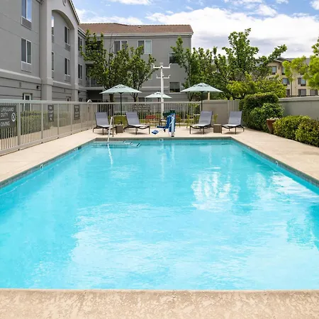 Hampton Inn & Suites Redding-3
